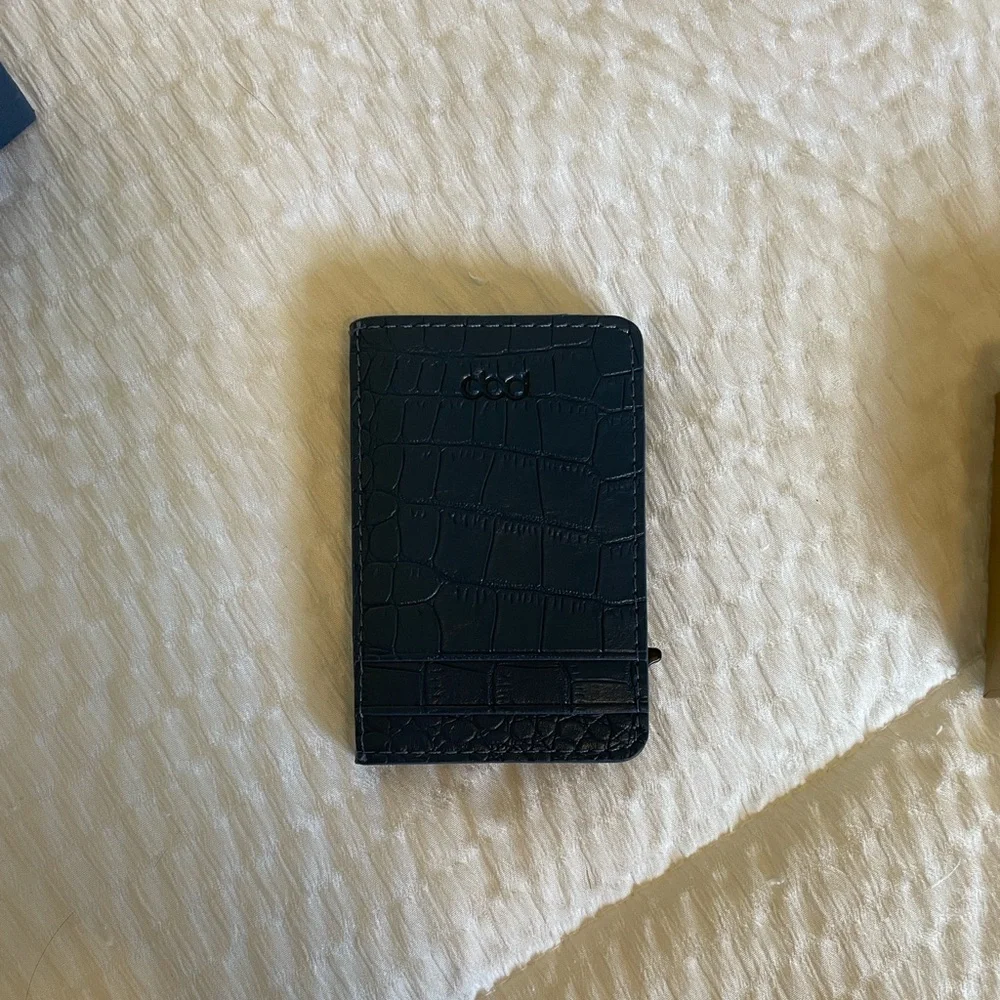 Elegant Black Crocodile Pattern Wallet